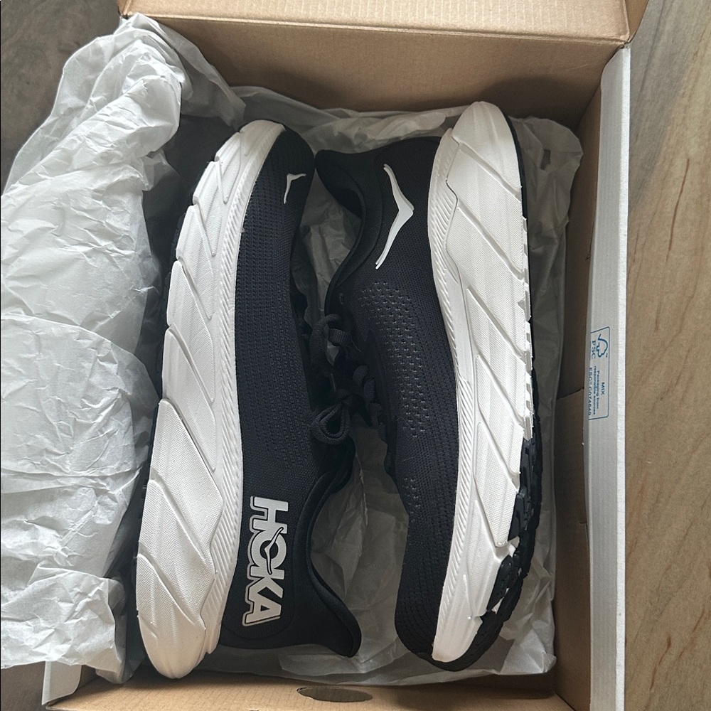 NEW never worn Hoka Arahi 7 women’s size 8